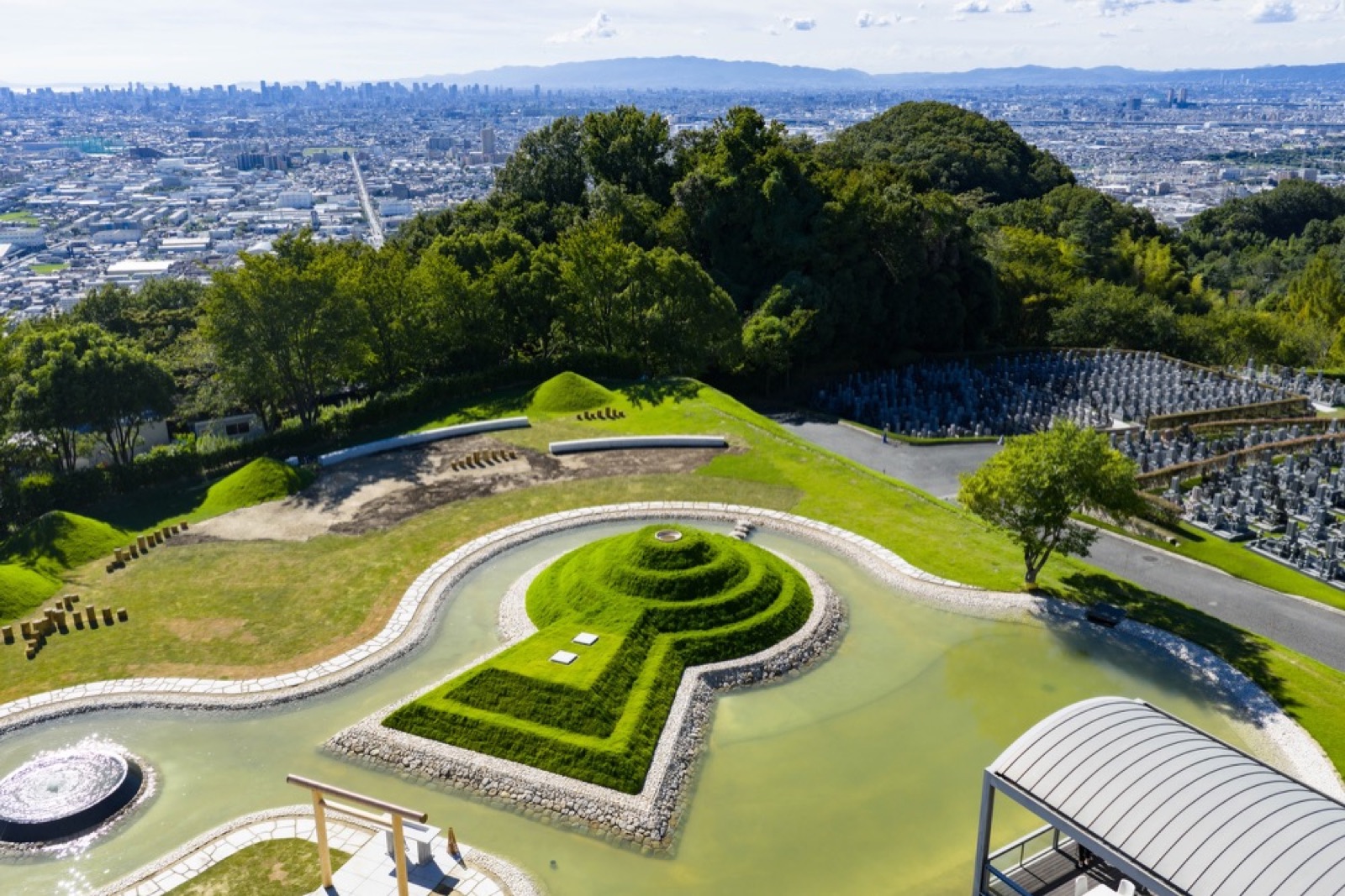 緑の前方後円墳型の古墳墓を上から見た実景